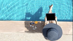 Piscinele de la munte, tot mai căutate pe caniculă / Administratorii resorturilor susțin că prețurile sunt mai accesibile decât la mare