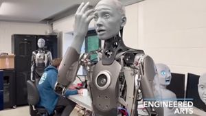 VIDEO Un robot-umanoid este atracția principală din cadrul târgului de tehnologie din Las Vegas/ Producător: Avem picioare funcționale la atelier dar o să mai dureze 5-10 ani până când o vom face pe Ameca să meargă