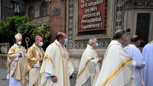 Procesiune pe străzile Capitalei, pentru a marca sărbătoarea Floriilor în Biserica Catolică, pentru prima dată de la declanşarea pandemiei / Restricţii de trafic