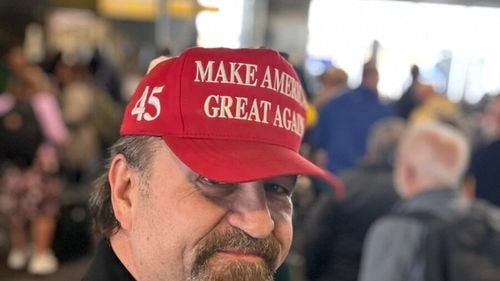 Donald Trump l-a ales pe Sebastian Gorka în funcția de director pentru combaterea terorismului. Fost consilier al lui Viktor Orban, Gorka a fost descris de John Bolton drept „escroc”