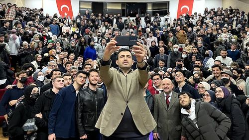 Bayraktar, drona-vedetă în războiul din Ucraina este fabricată de compania ginerelui lui Erdogan și denumită după acesta/ Ucrainenii au un ”imn al războiului” cu numele dronei turcești/ Ce înseamnă ”bayraktar”