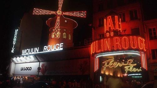 Moulin Rouge din Paris sărbătorește instalarea unei noi moriști de vânt