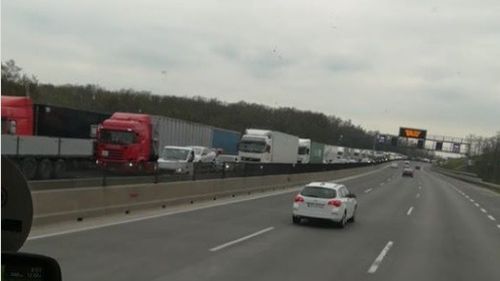 Coloane de camioane la ieșirea din țară prin principalele puncte de la granița cu Ungaria. Se așteaptă mai bine de două ore pentru trecerea frontierei