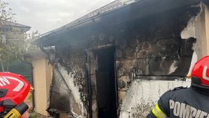 FOTO Incendiu la anexa unui cămin de bătrâni din Ilfov: O persoană a fost găsită carbonizată / 34 de persoane au fost evacuate