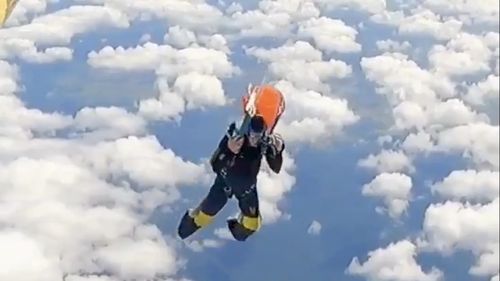 VIDEO Un parașutist a rămas suspendat în aer, după ce parașuta de rezervă s-a înfășurat în jurul aripii avionului