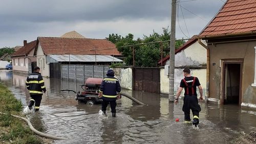 Aproximativ 300 de gospodării din Covasna, inundate şi peste 300 de persoane rămân evacuate în Covasna, Braşov şi Botoşani / Peste o mie de persoane din Bacău şi Neamţ, în continuare izolate în ce priveşte accesul rutier