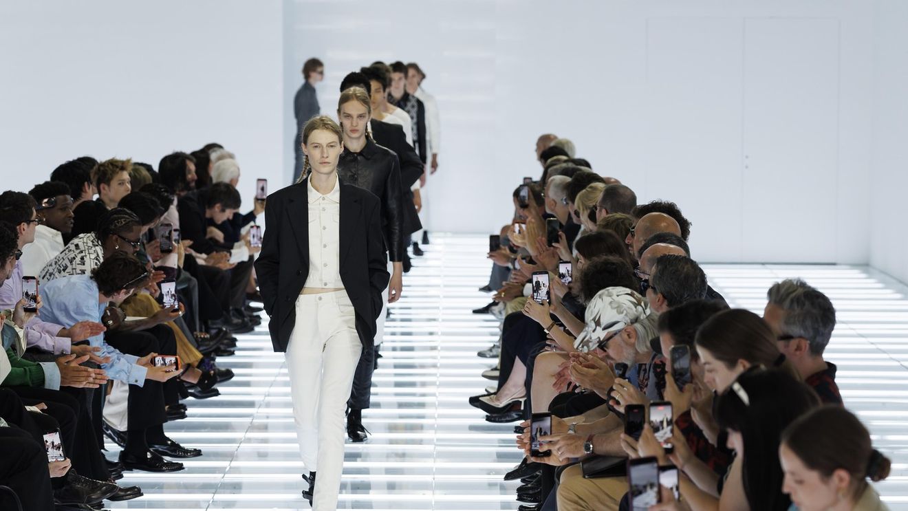 Prada revine la elementele fundamentale ale garderobei masculine pentru primăvară-vară 2027