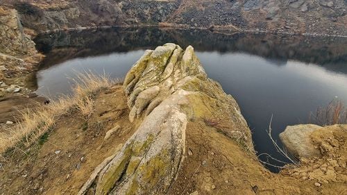 FOTO Excursii de-o zi în 2024: Iacobdeal, lacul ”vulcanic” dintr-un deal de granit săpat de pe vremea otomanilor/ Radu Jude, Puya și Inna au filmat aici/ Hard enduro, pescuit, camping și bronz/ Ce este complet interzis