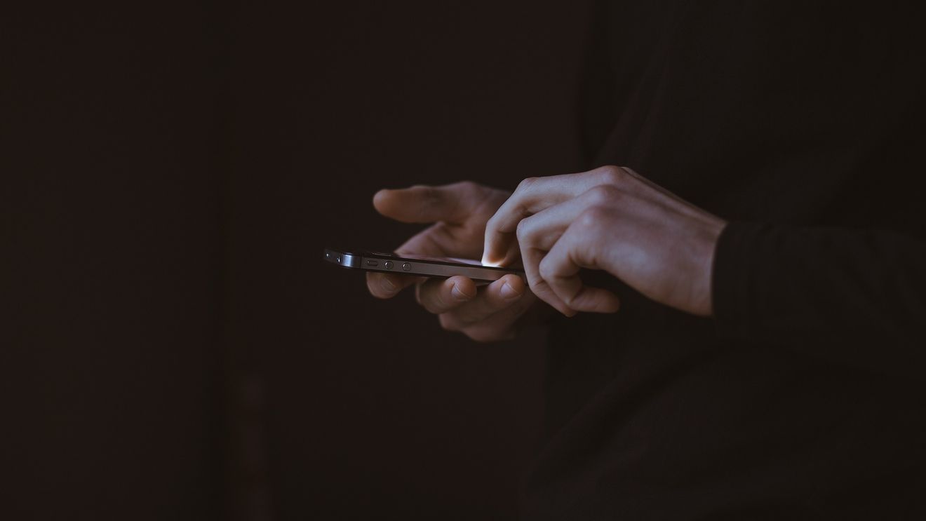 Cine sunt cei care își verifică e-mailurile de serviciu în timpul vacanței / Multe persoane se simt vinovate atunci când se odihnesc / Psihologii explică de ce apare acest comportament