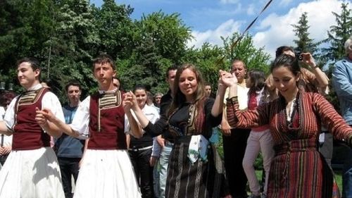 RAPORT Consiliul Europei: Autoritățile își mențin poziția conform căreia aromânii nu aparțin unei alte etnii decât cea română și că aromâna este doar un dialect al limbii române / Ce spune raportul despre ”declarațiile antițigănești”, despre minoritățile maghiară și germană