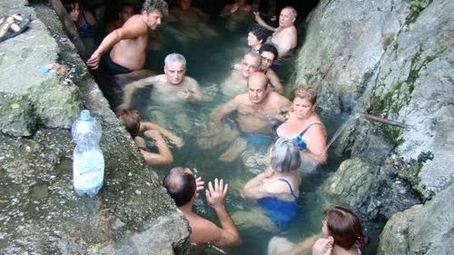 Riscuri majore pentru cei care folosesc băile termosulfuroase din Băile Herculane ca un SPA / „Sunt boli care se pot reactiva datorită radioactivității apei” / „Îmbăierea în cădițele cu apă termosulfuroasă nu este recreativă”