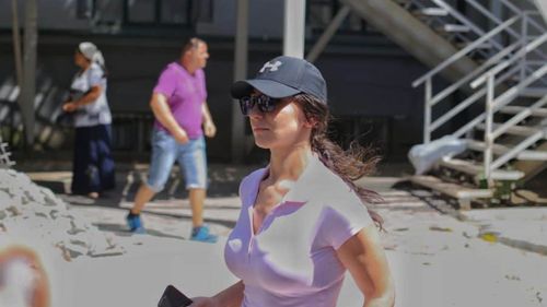 VIDEO Femeia jandarm lovită vineri seara în Piaţa Victoriei a fost externată. A ieșit din spital alergând