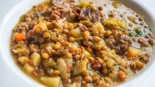 Supă vegetariană cu linte, legume și paste/ Merge și rece și caldă, este un preparat gustos și complet din punct de vedere nutritiv/ În plus, este perfectă pentru ultima zi din acest post