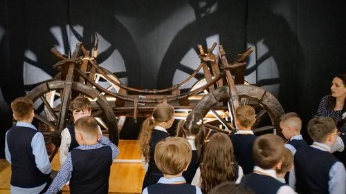 VIDEO Voluntari la muzeu. Tineri din Câmpulung Moldovenesc, despre o experiență inedită la un muzeu unic în țară: „Mi-am dezvoltat abilitățile de comunicare / Simți pe zi ce trece că îți dorești să cunoști mai mult” / „M-a ajutat să-mi creez un bagaj de unelte care îmi vor fi 100% folositoare”