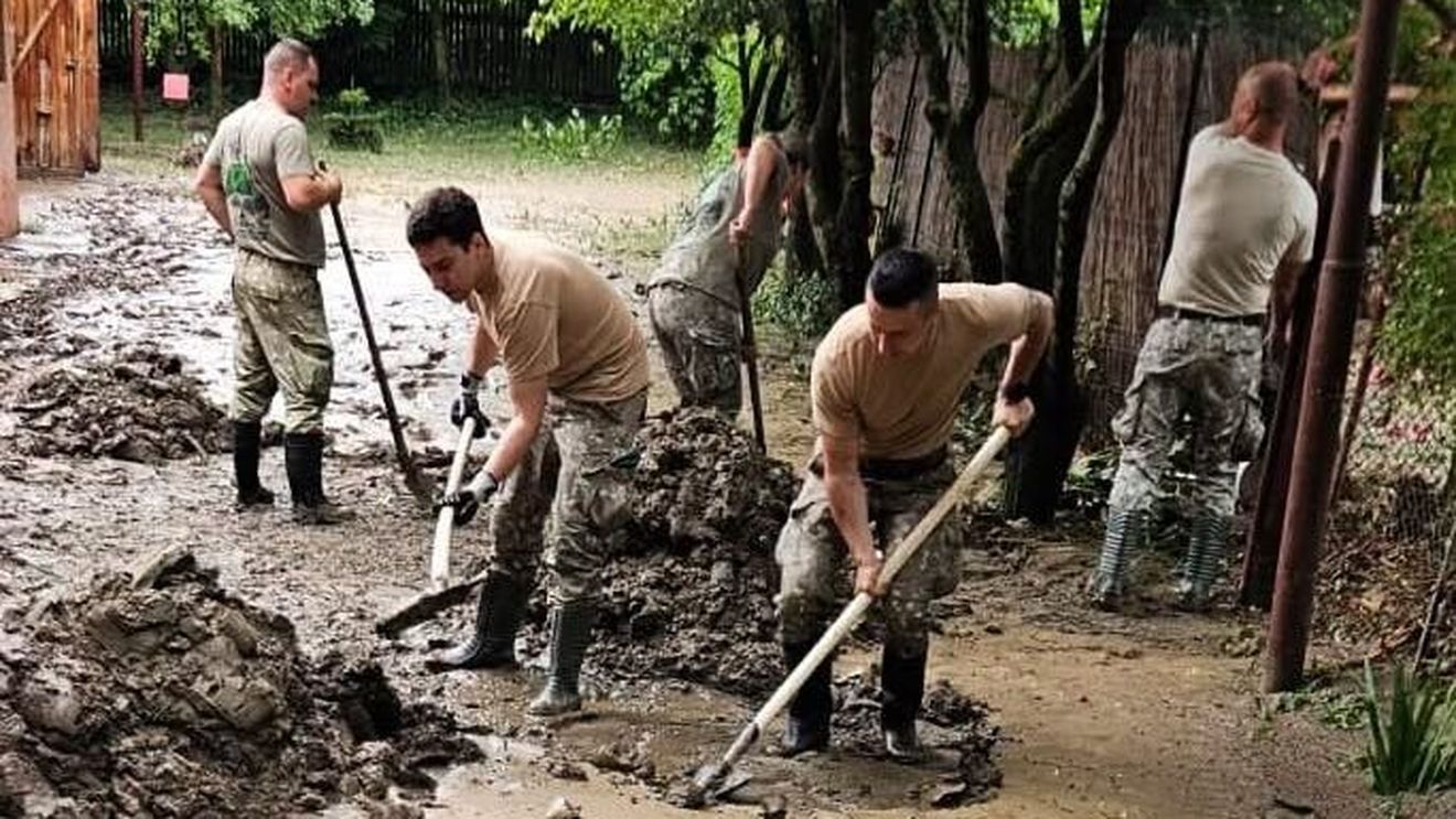 FOTO Reacțiile românilor după ce 34 de militari ai Batalionului 21 Vânători de Munte au intervenit în Bușteni pentru a-i ajuta pe oameni să își curețe casele și curțile / „Acum sunt buni, mâine, poimâine sunt huiduiți. Binele se uită repede”  /  „Ca întotdeauna, armata la muncă. Putorile stau la distanță și comentează. Așa a fost mereu”