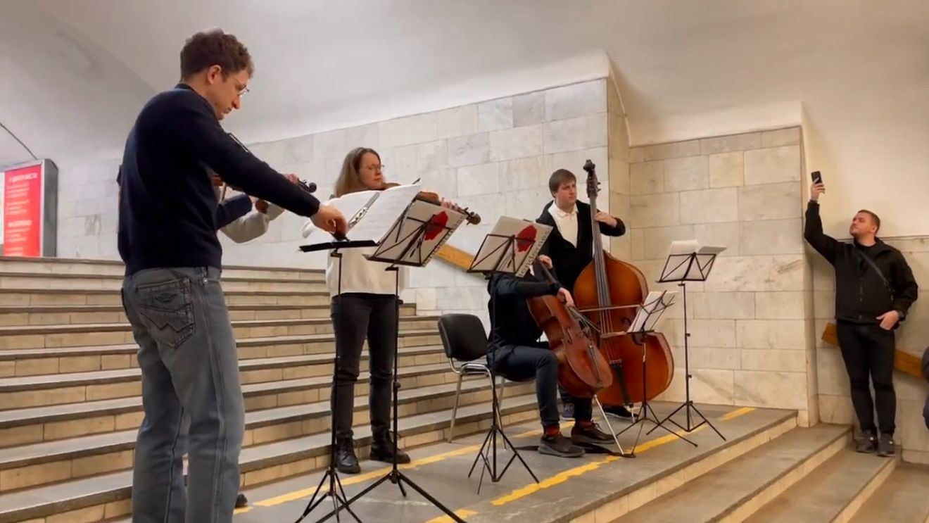 VIDEO Muzică clasică în război: Festivalul din Harkov, pe treptele unei stații de metrou din orașul distrus de ruși/ Violonistă: A fost poate cel mai bun concert din viața mea