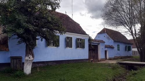 Omagiu adus Reginei Elisabeta a II-a la Viscri, unde Regele Charles al III-lea are o casă. La ceremonie participă ambasadorul britanic şi membri ai comunităţii