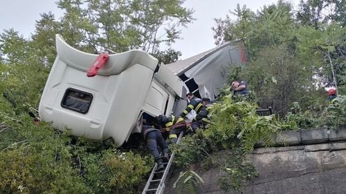 Trafic feroviar întrerupt pe magistrala București -Timișoara, în zona Orșova, după ce un tir s-a răsturnat aproape de calea ferată. Pompierii intervin pentru scoaterea șoferului încarcerat