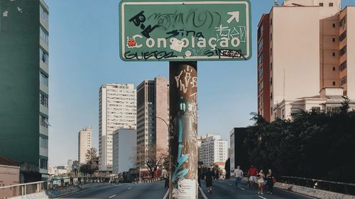 Cântăreaţa americană Patti Smith îşi anulează un concert în Brazilia după ce a leşinat pe scenă