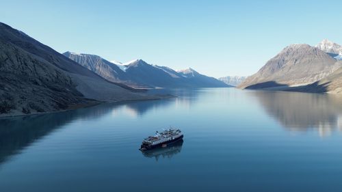 VIDEO Un vas de croazieră de lux cu peste 200 de persoane la bord a fost tractat în larg după ce a eșuat într-o regiune îndepărtată din Groenlanda / Nava a fost blocată timp de trei zile