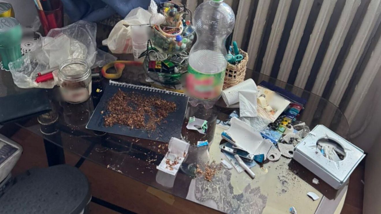O adolescentă și-a denunțat mama la DIICOT după ce a găsit-o drogată de mai multe ori / Dealerul femeii a fost prins în flagrant și arestat 30 de zile