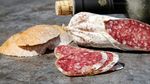De ce mucegaiul de pe Salamul de Sibiu trebuie periat manual / Carmen Gavrilescu explică procesul: „Salamul este periat cu niște bidinele cu fir de cal, ca să nu zgârie mucegaiul nobil”