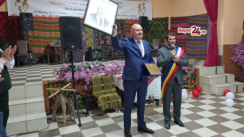 Un fost președinte de consiliu județean de la PSD, Ion Mocioalcă, a devenit cetățean de onoare al unei comune / A primit un portret și un tort cu chipul lui