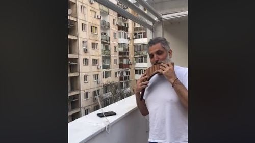 VIDEO Naistul Damian Drăghici, concert - surpriză din balcon pentru locuitorii din blocurile vecine