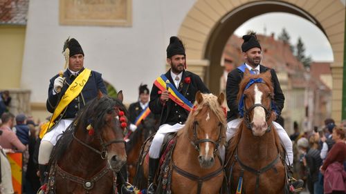 VIDEO Parada tradițională a Junilor Brașovului, în centrul istoric al orașului