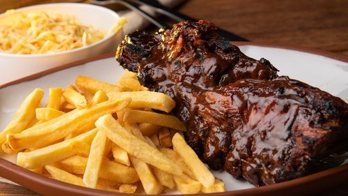 Grătarul, pâinea prăjită și cartofii crocanți: plăceri vinovate sau posibile alimente cancerigene? Răspunsul experților în sănătate