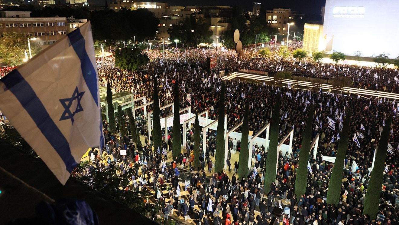 UPDATE Proteste masive au loc în Israel, manifestanții aprind focul pe șosele / Poliția încearcă să-i îndepărteze cu tunuri de apă / Tot segmentul economic din Israel intră în grevă luni, după ce șase ostatici au fost uciși de teroriștii Hamas