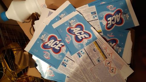 VIDEO Percheziții ale Poliției în București și Ilfov, la presupuși falsificatori de produse de curățenie, igienă și alcool sanitar