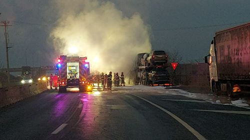 Șoferul camionului care a luat foc lângă Ploiești, ajutat de mai mulți oameni / Un pompier i-a cumpărat încălțăminte / Tot ce avea la el a ars în incendiu