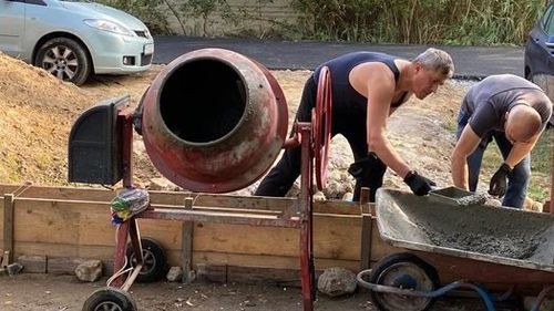 Imagine inedită cu Dan Barna: Liderul USR prepară beton în maiou și cu mănuși negre/ Bulai: Mă unge la inimă că lucrează în Moldova. Sper să nu se oprească la acest gard, ci să continuie cu autostrada