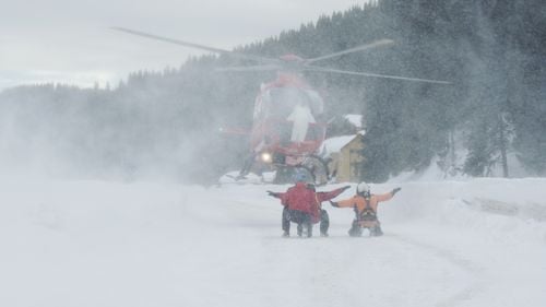 Trei turiști străini, salvați cu elicopterul de Salvamont după ce s-au rătăcit în munții Bucegi / Au rămas blocați după ce s-au orientat pe traseu cu ajutorul hărților Google