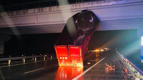 FOTO Restricții de circulație pe A1 Sibiu-Deva, după ce remorca unui tir a rămas agățată de un pod