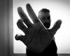 Droguri aruncate pe geam la sosirea poliției / Două persoane arestate în Brașov pentru trafic de droguri