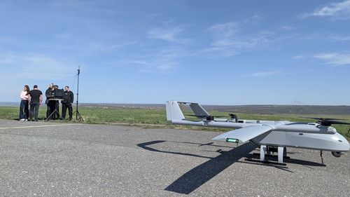 VIDEO | „Fără nicio șurubelniță”: Un startup din România produce drone militare cu aripă fixă care pot fi asamblate fără unelte în 2 minute (Frontier Defense)