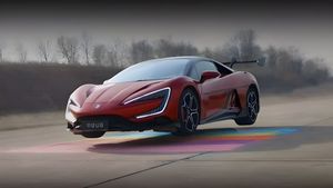 Hipercar electric din China, filmat în timp ce sare peste gropi și alte obstacole în timp ce se conduce singur (VIDEO)