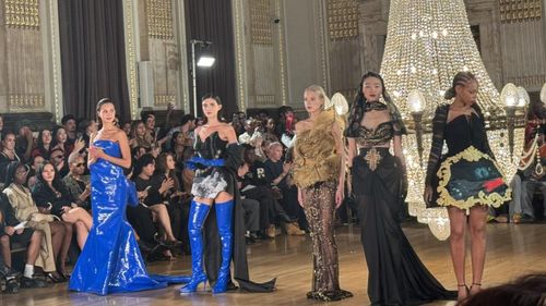 EXCLUSIV De la rochia-manifest din vinil la corsete cu cruci aurii: ambiția teatrală a lui Etnik Shala la London Fashion Week