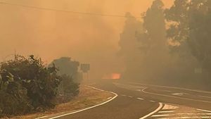Sardinia arde de la nord la sud: Au fost evacuate  600 de persoane / Mici colțuri de paradis s-au transformat în iad / Turiștii fug de pe plaje