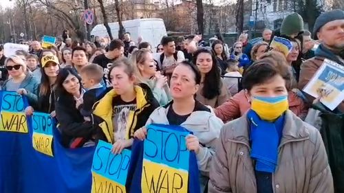 VIDEO Protest la Ambasada Rusiei din Bucureşti, împotriva războiului din Ucraina/ Alături de manifestanţi se află şi refugiaţi ucraineni, care transmit mesaje în limba ucraineană: ”Putin, criminal!”, ”Afară cu ruşii din ţară!”