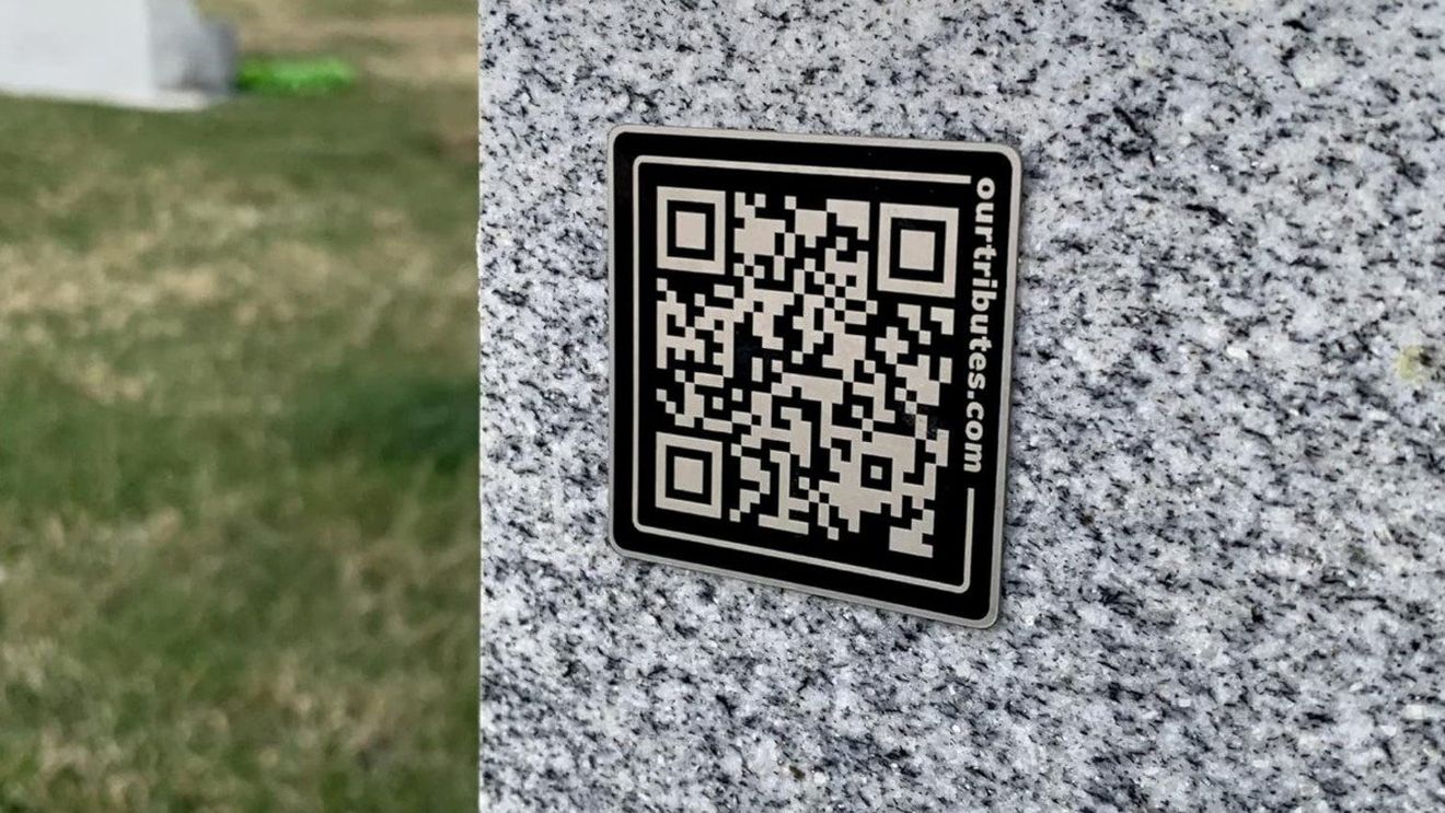 Cod QR pe piatra de mormânt: o afacere dezvoltată în România de doi studenți / După scanarea codului se pot vedea pe mobil imagini din viața decedatului / Fiecare cod poate stoca până la 100 de fișiere media