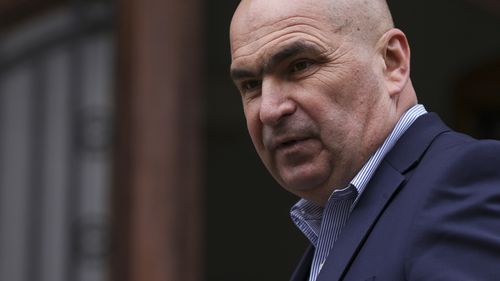 VIDEO Ilie Bolojan, huiduit puternic la Alba Iulia, unde sunt mii de susținători AUR și ai lui Georgescu / Scandări în timpul intonării imnului de stat