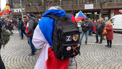 FOTO Un bărbat cu însemnele Wagner și litera Z a fost arestat la protestul din Praga/ Confruntări cu poliția cehă după ce un grup de manifestanți a încercat să smulgă steagul Ucrainei de pe Muzeul Național