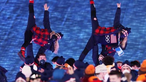 Jocurile Olimpice de iarnă de la Beijing s-au încheiat cu o ceremonie de peste o oră şi jumătate/ China a transmis ștafeta Italiei