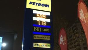 DNSC avertizează asupra unui val de înşelătorii online în care este folosită imaginea economistului Adrian Negrescu / Utilizatorii sunt îndemnaţi să investească pe o aşa-zisă platformă asociată cu Petrom