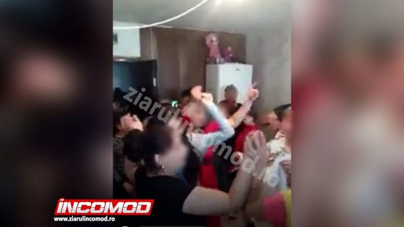 UPDATE Într-un cartier din Ploiești, zeci de persoane participă la o petrecere de logodnă. Poliția locală nu ar fi intervenit deși s-a prezentat la fața locului