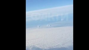 VIDEO Coloane uriașe de fum în urma exploziilor din Ucraina, văzute dintr-un avion care zbura deasupra Republicii Moldova