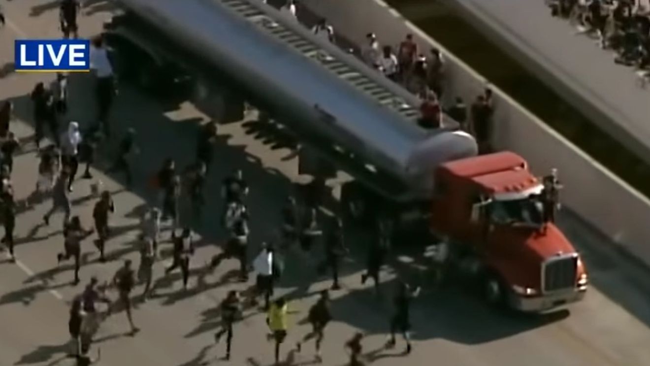 Șoferul unui camion care a forțat trecerea printre manifestanții din Minneapolis a fost arestat